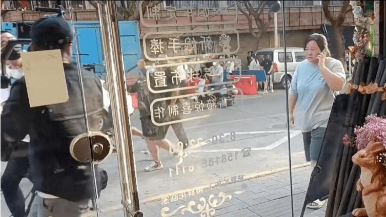 贾玲|贾玲又胖了，虎背熊腰、腿部粗壮，大家纷纷担心她的健康