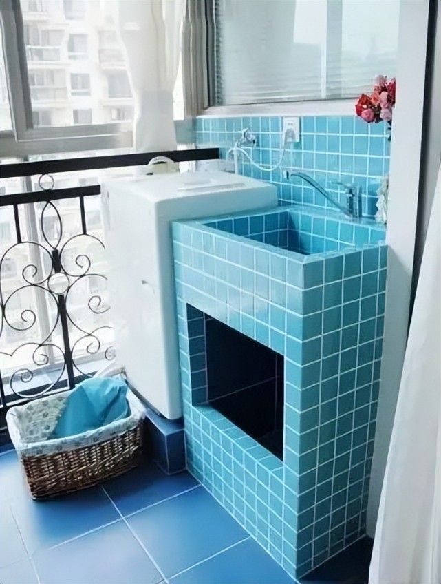 还蹲在卫生间洗衣服?别傻了,看别人在阳台的洗衣台多好!
