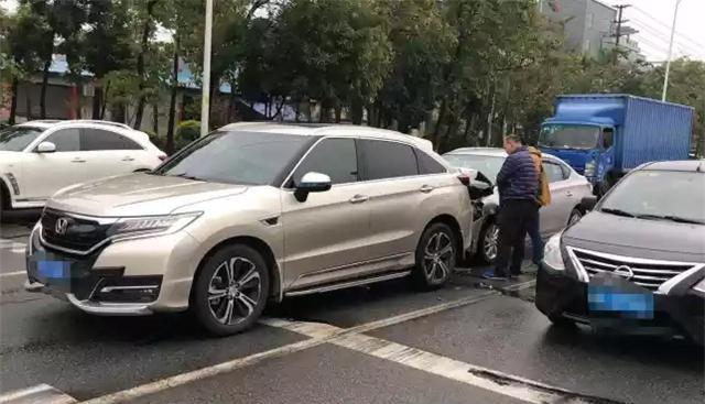 日产轩逸撞上本田URV,看到车损情况后,网友:不愧是纸糊车