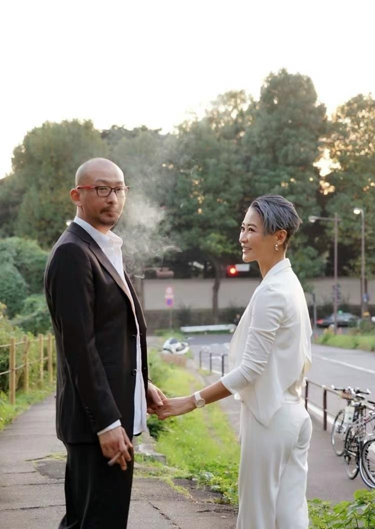 管虎|抽大雪茄的管虎很帅,染奶奶灰的梁静也很帅,终究是老婆更胜一筹