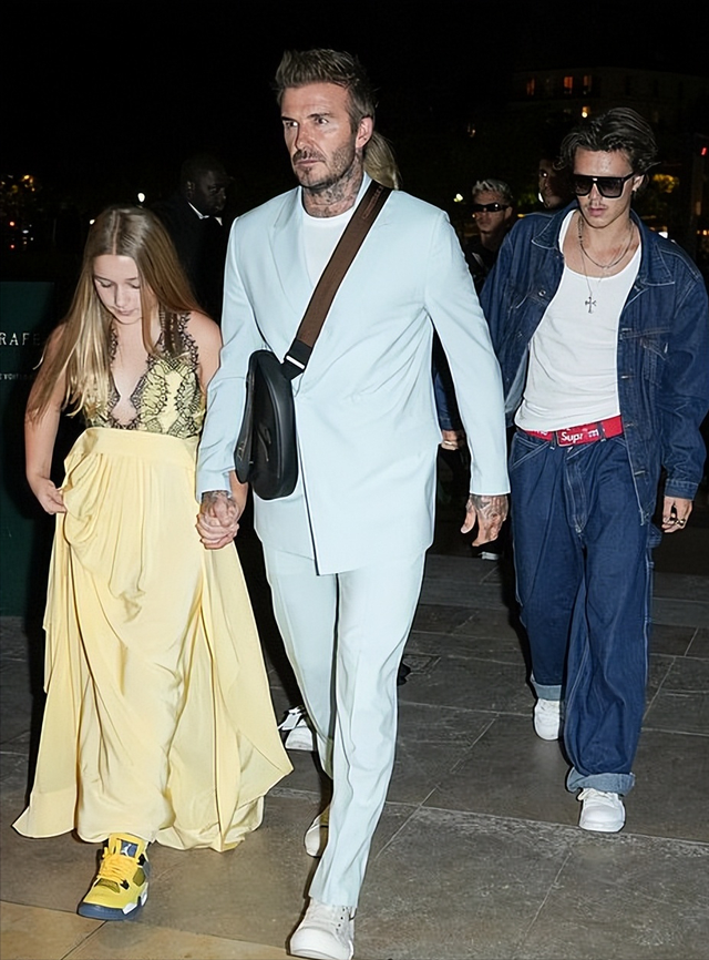 小贝|11岁小七在巴黎时装周美成小女神，穿低胸长裙太早熟