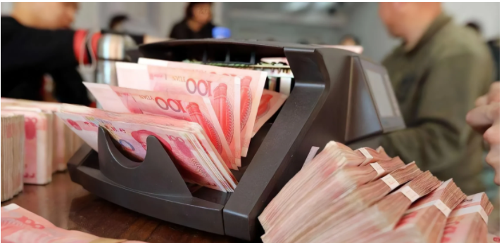 浙江衢州，一女子交给银行工作人员15万元，办理了定期存款