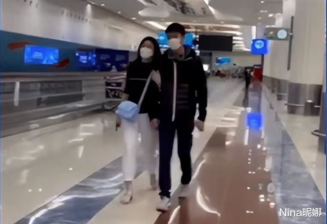 面膜 泰国前总理英拉送儿上学,穿T恤九分裤挽手似小情侣,儿子发型真像学霸