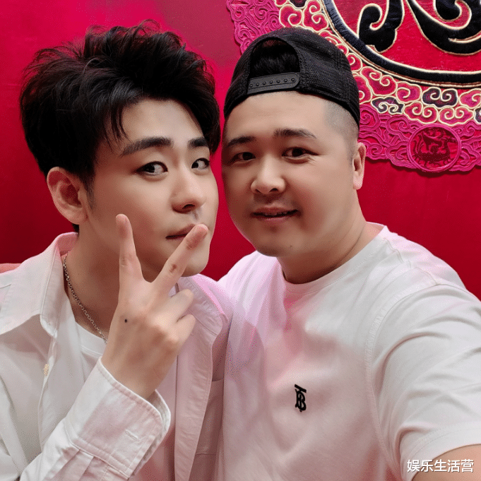 郭德纲|郭德纲11年贴身助理被炒，直播要礼出口成脏，网友：先膨胀后灭亡