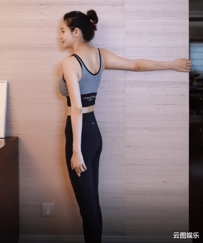 于明加|39岁于明加做运动！穿露腰背心大秀身材，凹凸有致曲线完美太吸睛