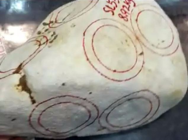 冰种翡翠|新手1000砍下的原石，切出十几条翡翠手镯！