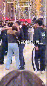 “勇士”圈粉80万,直播1小时被封号,网民自嘲:小丑竟是我自己