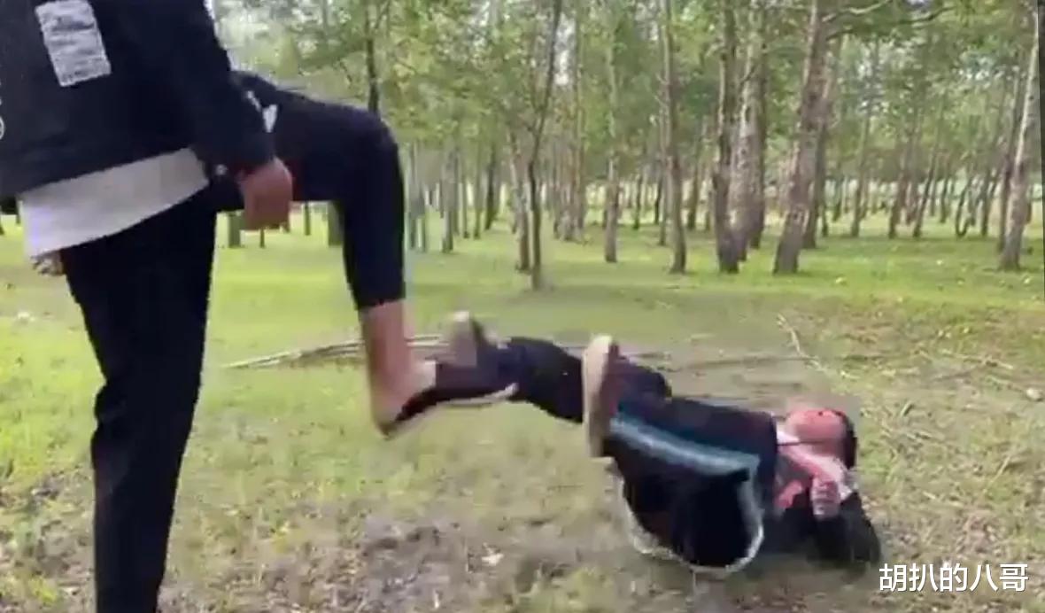数位小伙子在树林里群殴一小孩,还用摩托车碾轧