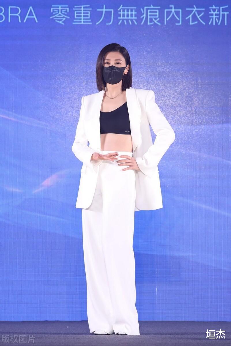 贾静雯|贾静雯挺会扮嫩,穿“清凉裙”甜美又吸睛,与小9岁老公好般配