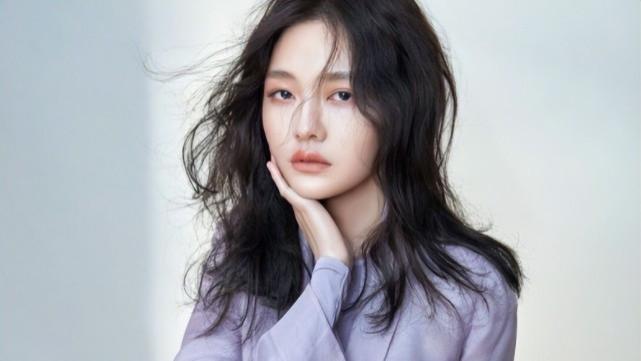 大S|46岁大S和老公穿情侣装聚餐，肚子隆起疑怀3胎，婆婆1天3电话问候