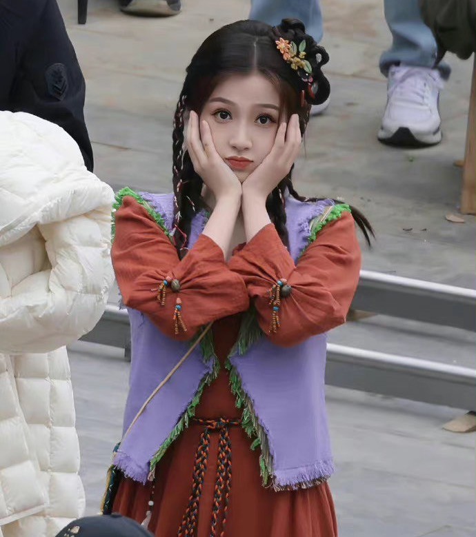 仙剑六|《仙剑六》最新路透，虞书欣紫衣马甲配麻花辫，26岁美出新高度