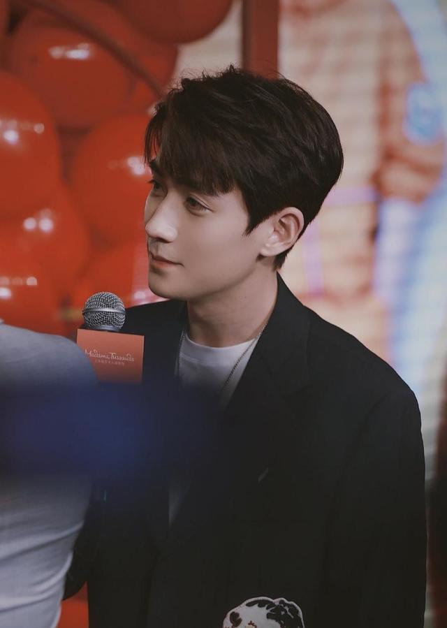 朱一龙|朱一龙：出道12年，拿下金鸡影帝，路还很长，慢慢走