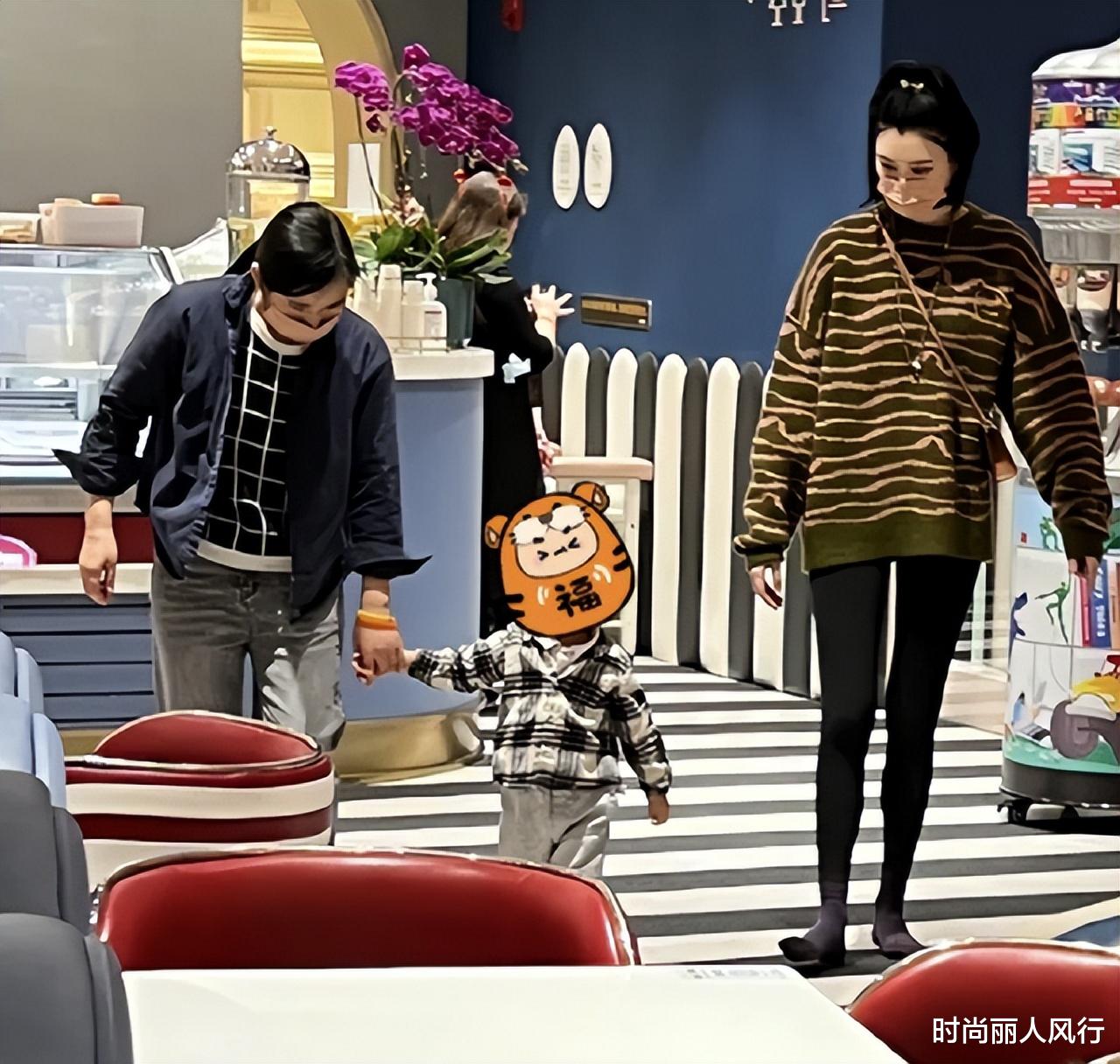 奚梦瑶高调亮相胖不少！穿深v礼服脸大一圈，越来越有豪门气场感