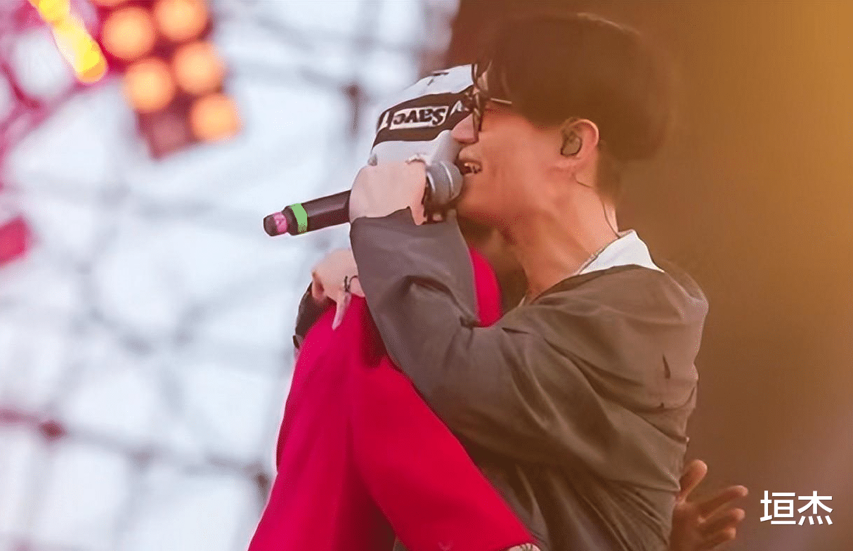 挪用公款|知名歌手撕前女友，曝其出轨挪用公款，还同时跟10个男人发生关系