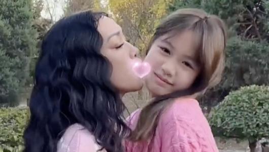 钟丽缇|52岁钟丽缇携12岁小女儿同框跳舞，小考拉身高赶上妈妈，颜值好高