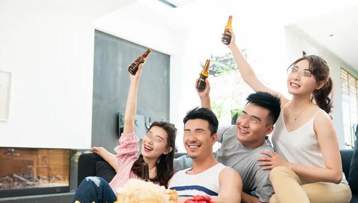 2020年,女保洁上门提供服务,竟喝醉酒,户主却将她拖至楼道冻死