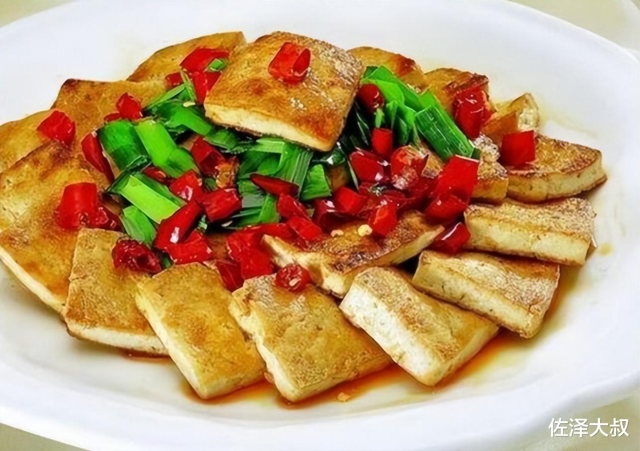 河北一男子随礼300元去吃席，菜上桌顿时心凉，吃回10块钱算我输