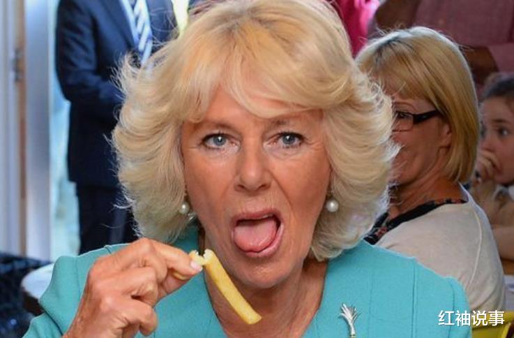 查尔斯王子|73岁查尔斯真会玩浪漫，跟卡米拉共进晚餐，喂娇妻吃蛋糕好宠溺