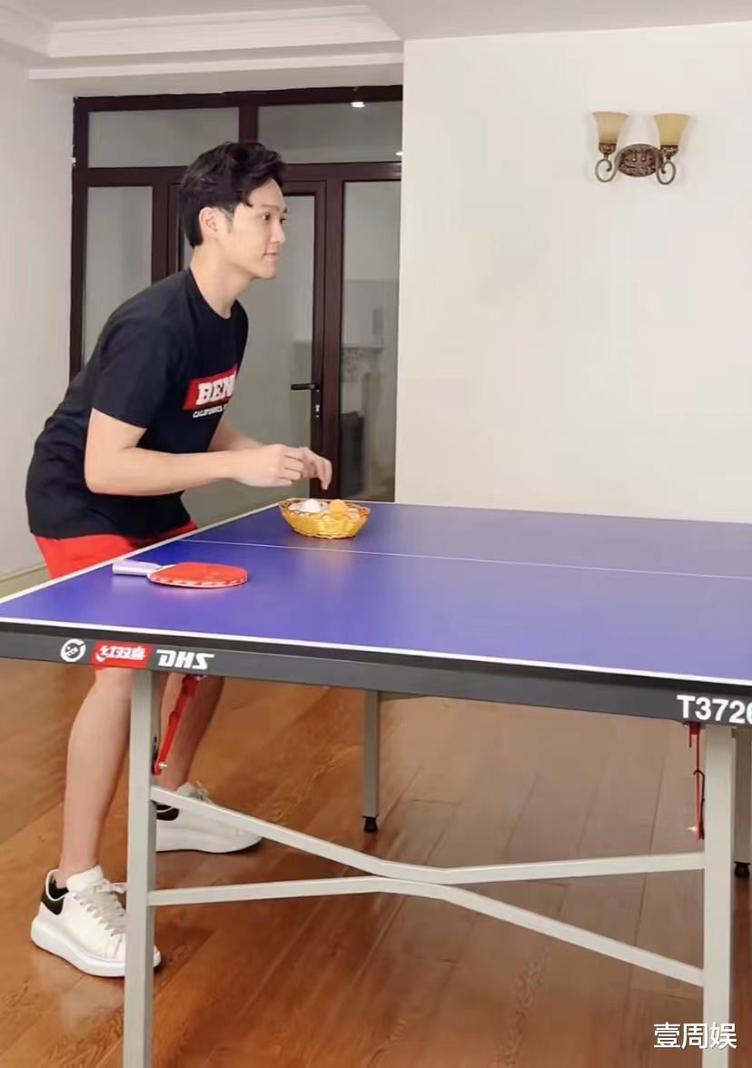 赵雅芝|赵雅芝跟儿子在家做运动，豪宅意外曝光，大到可以打乒乓球！