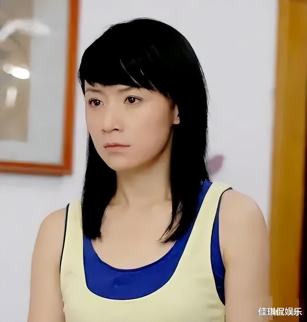 姚芊羽|43岁的姚芊羽，解锁了新手势“升级版比心”。活脱脱一张网红脸