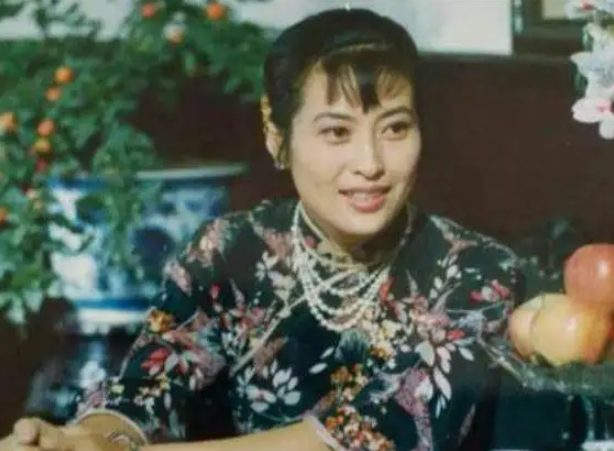 许娣|老戏骨许娣：与初恋恩爱40年生一子，62岁大器晚成，收入全给丈夫