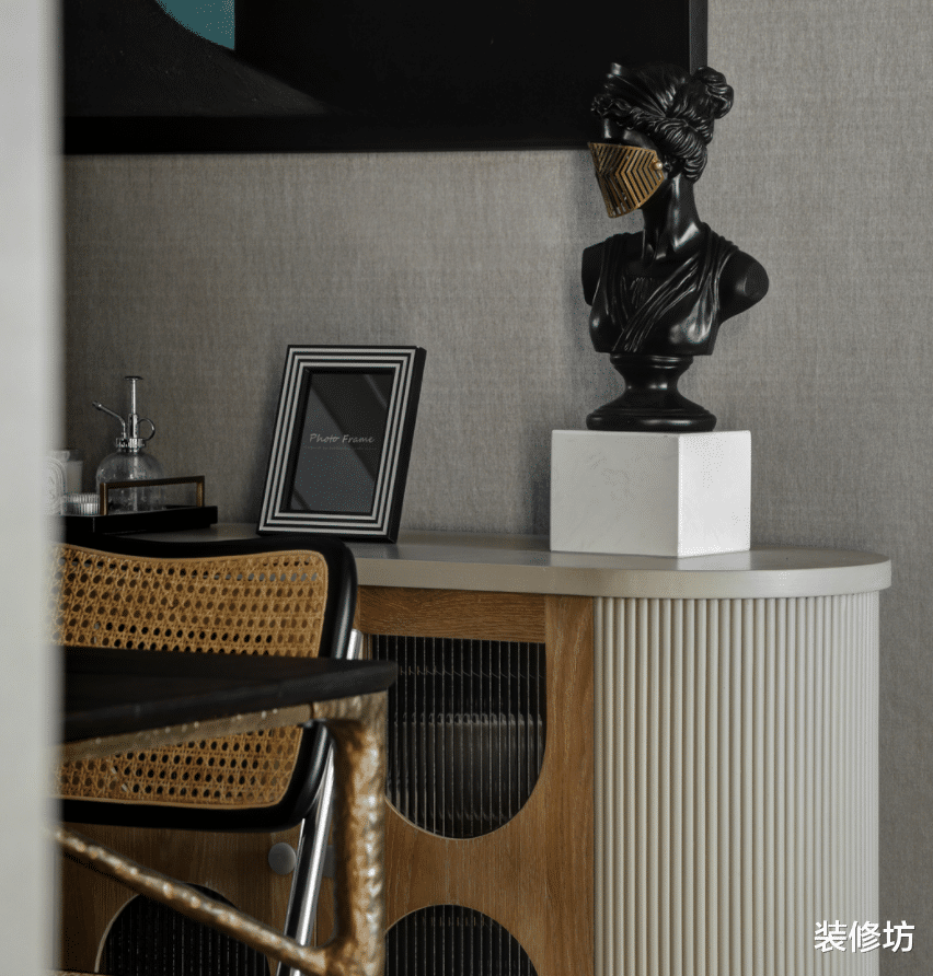 深色同样很优雅，耐看又精致，给人以舒适的生活体验