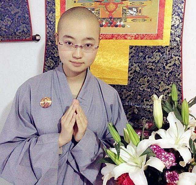 马滢|80后美丽女大学生为情所伤？毕业后选择出家，赴4000米高原修行！