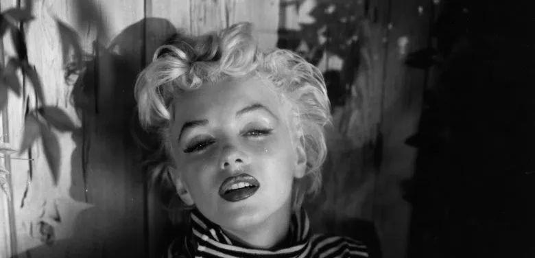 玛丽莲·梦露|460万美元！金·卡戴珊穿梦露标志性礼服，遭好莱坞名人怒批