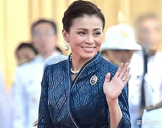 西拉米|西拉米美照惊艳出镜，俏丽容颜生图亮相，穿搭得体尽显朴素端庄