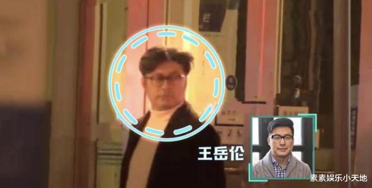 王岳伦|王岳伦又醉酒了,险些摔倒在街头,豪车中还坐着一位小蛮腰的女生