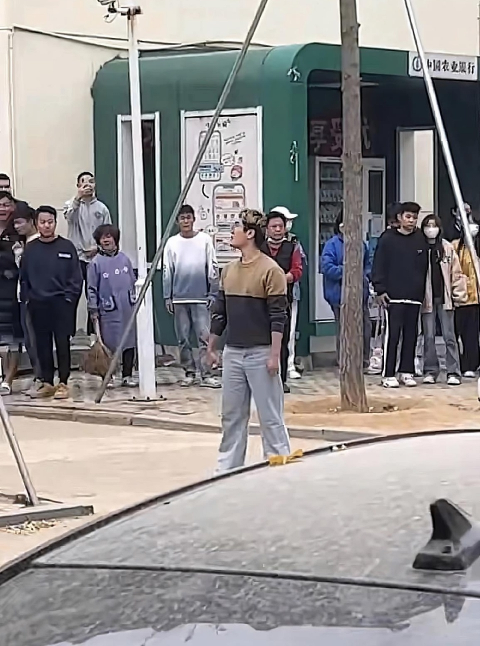 |“为爱冲锋的勇士”事件男方下场有点惨，女方躺赚72万粉丝，赢麻了