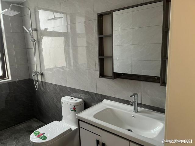 她家新房硬装结束,装修现代简约风格,最喜欢全屋定制的柜子了!