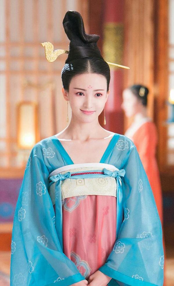 成毅|成毅又一仙侠剧将拍，再度挑战帝君角色，女主是90后人气小花