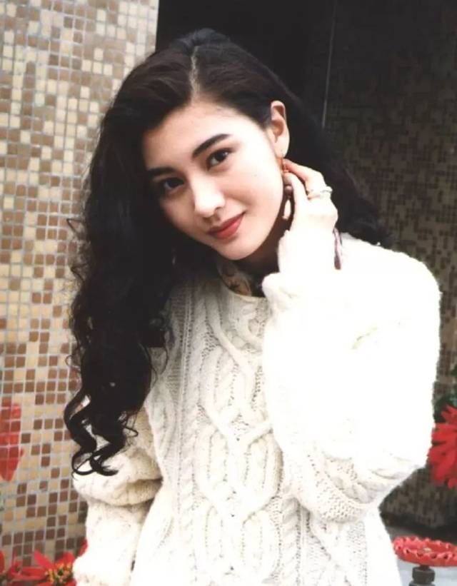 发型 中年女人别留“黑长直”，试试这3种港风卷发，普通人也有明星感