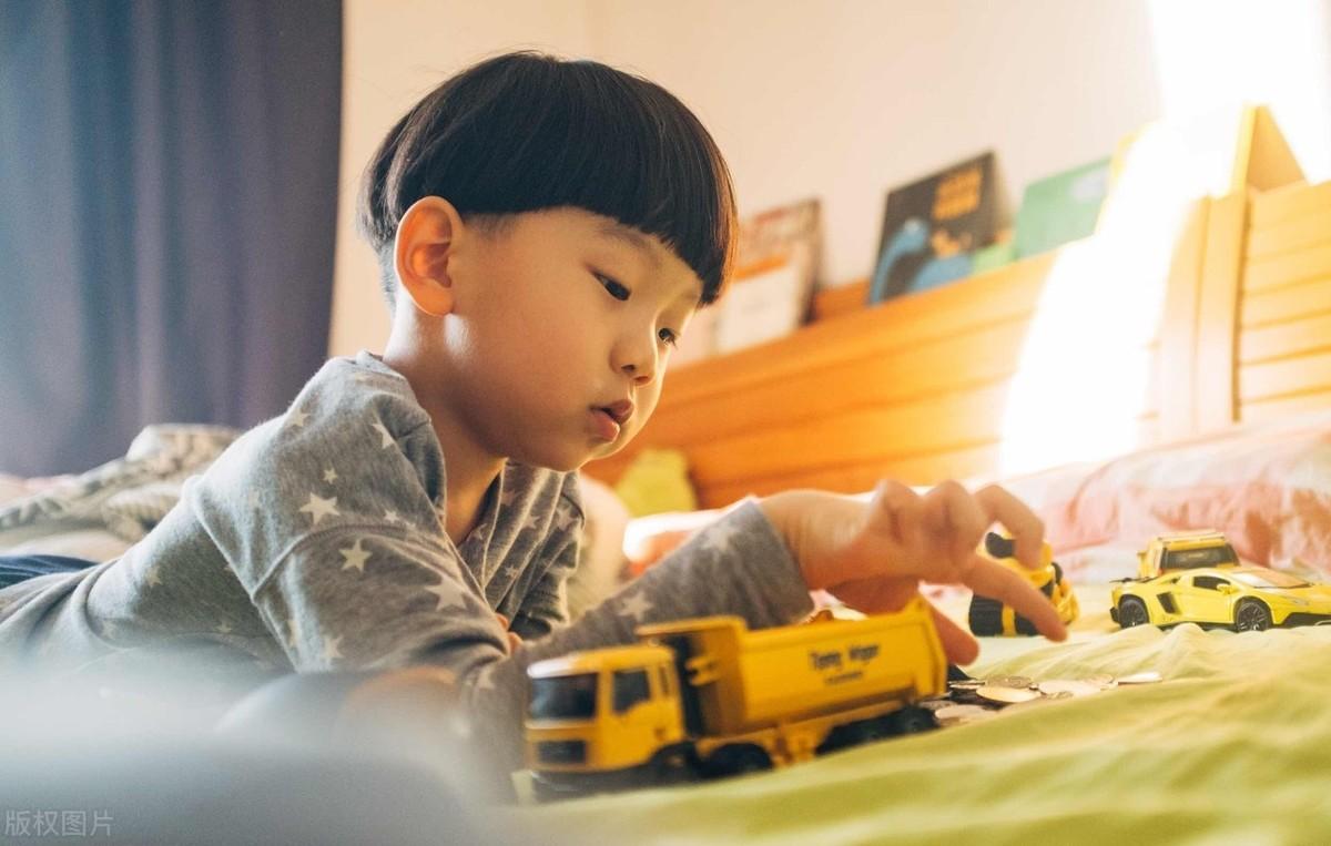 费曼|吴镇宇儿子自曝得病:毁掉一个孩子,逼他外向就够了