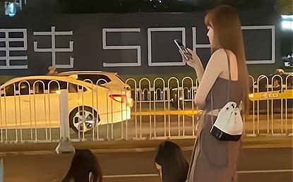 醉酒女子对着手机大骂负心汉,手里还夹着香烟,两个闺蜜无言以对
