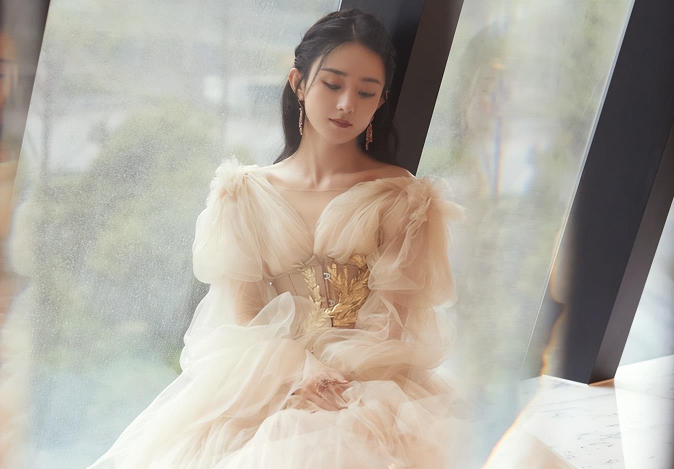 赵丽颖|赵丽颖近距离生图曝光，巴掌脸五官精致立体，各种角度镜头都很美