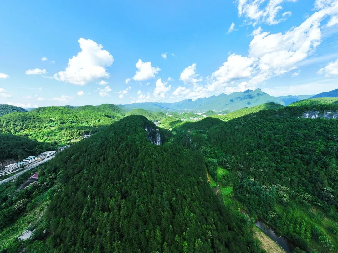 欧洲旅游|三峡天坑为何被称为 “爱情胜地” ？