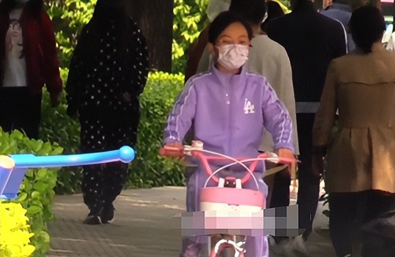 贾云馨|9岁甜馨路边骑车被拍!大力蹬车妈妈追不上,路边疯狂甩头太可爱
