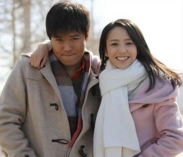 佟丽娅|全身钻石惊艳全场,手上一个镯子超56万,佟丽娅主持百花奖太贵气!