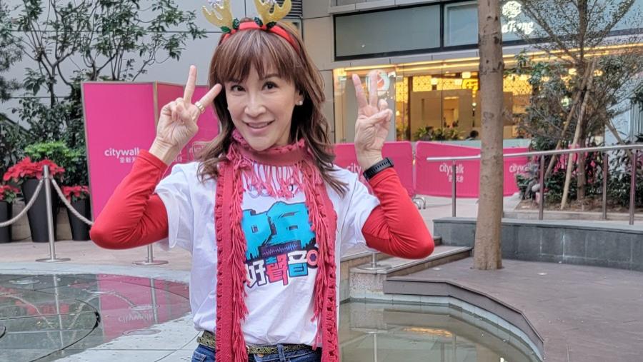 李玟|李玟二姐参加选秀比赛，84岁老母到场支持，去年被野猪撞致重伤