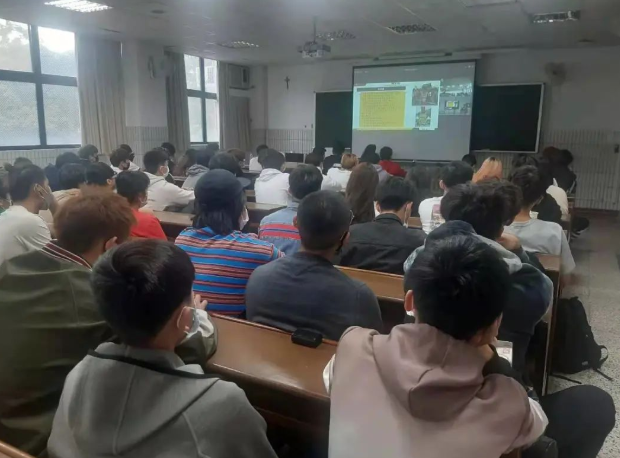 本科生|大专女生求职不满被拒,晒简历求安慰,结果被网友群嘲“普信女”