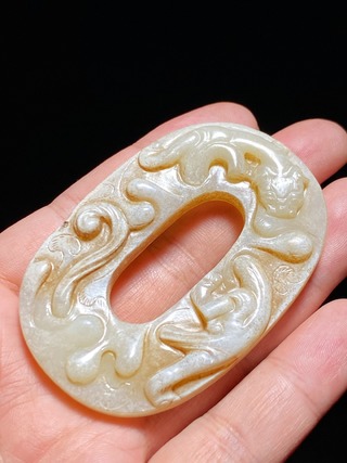和田玉籽料|明以前 和田玉籽料 白玉受沁 螭龙纹椭圆形玉璧
