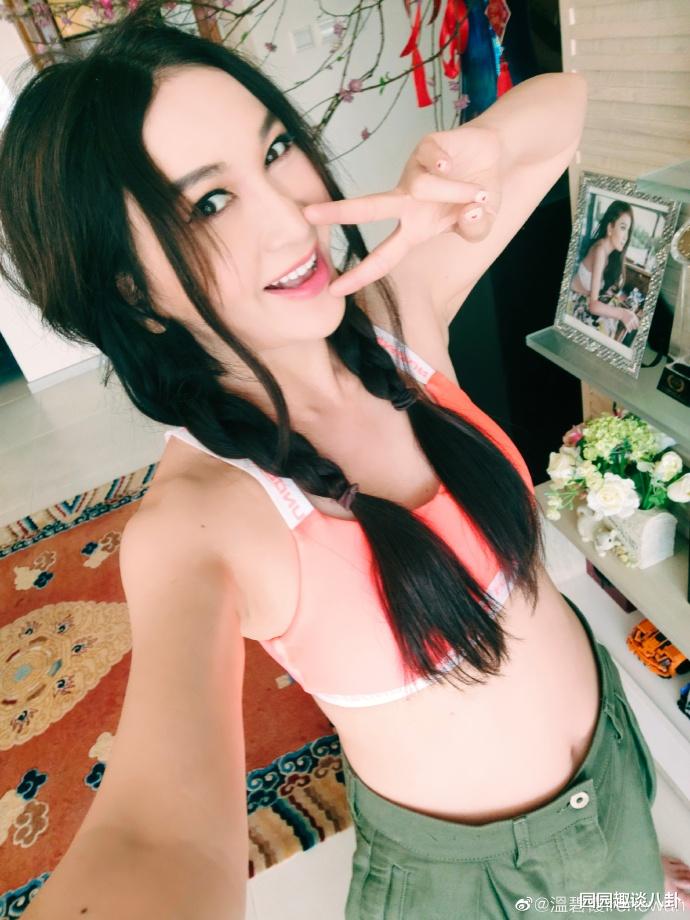 温碧霞|55岁温碧霞登杂志封面,曼妙身材超吸睛,魅力不减当年