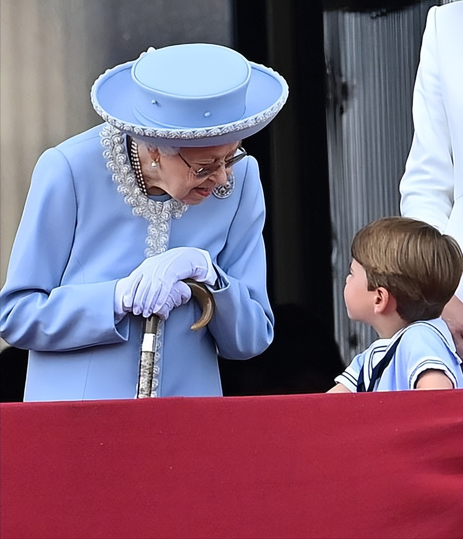 |英王室阳台阅兵太欢快!4岁路易挖鼻孔做鬼脸太可爱,站C位抢风头