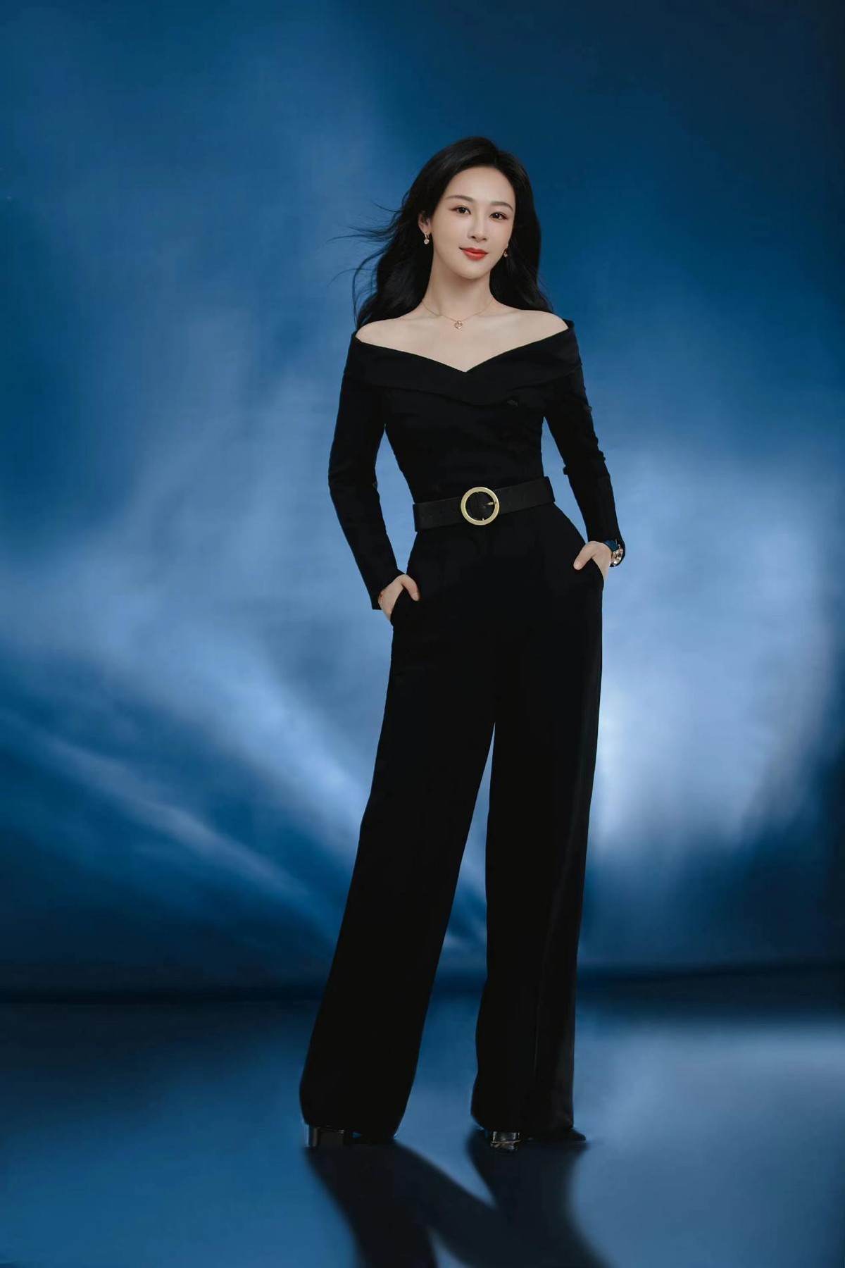 杨紫|杨紫对美貌太自信！连发九宫格大秀天鹅颈，穿一身黑都挡不住贵气