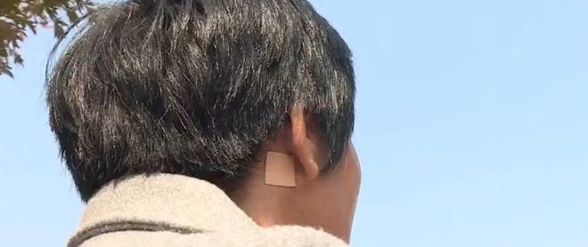 富商儿子2岁离奇失踪,32年后在山区找到,认亲会“跪食”父母恩