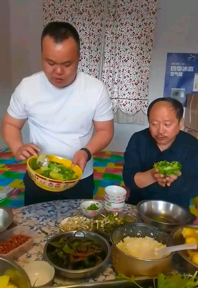 谢广坤|谢广坤被助理侍奉吃东北大饭包，一个经纪人两个助理的待遇独一份