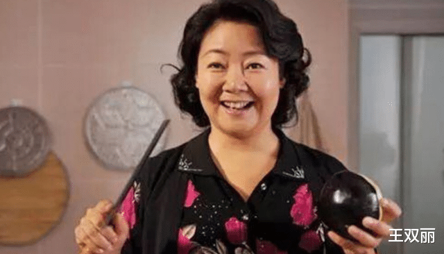 萨日娜|6年没戏拍，38岁给李幼斌当“老婆”，结婚不到年龄被罚200块