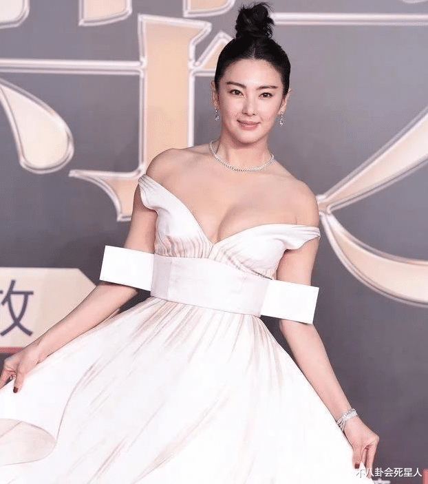 金·卡戴珊|骨折、露屁股、挤出赘肉！7位女星硬挤小一号礼裙，看得我好尴尬